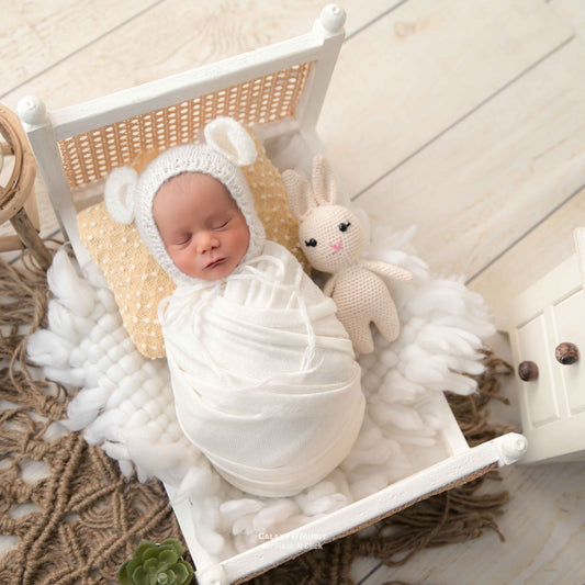 Newborn photoshoot English bed